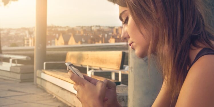 How to Text Your Ex After a Breakup Without Escalating Things